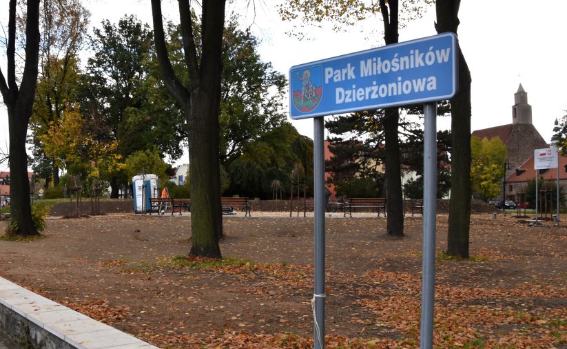 Widok na park i tabliczkę z nazwą Park Miłośników Dzierżoniowa