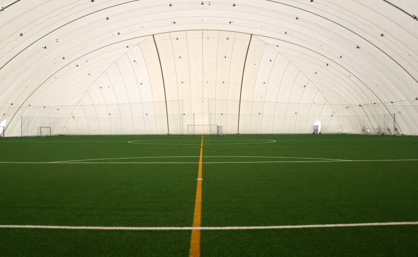 Wnętrze hali z boiskiem do piłki nożnej 