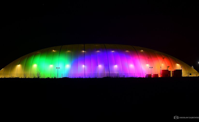 Kolorowo podświetlona hala piłkarska nocą 