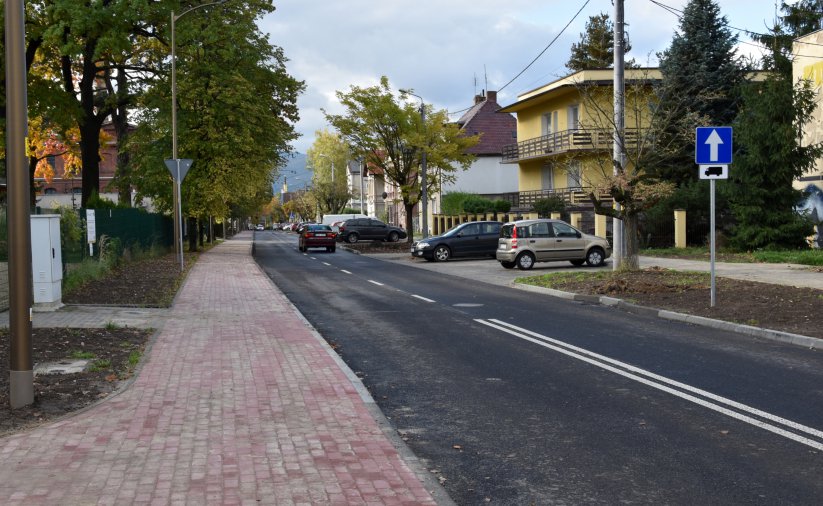 Wyremontowana droga i chodnik, zaparkowne przy drodze auta