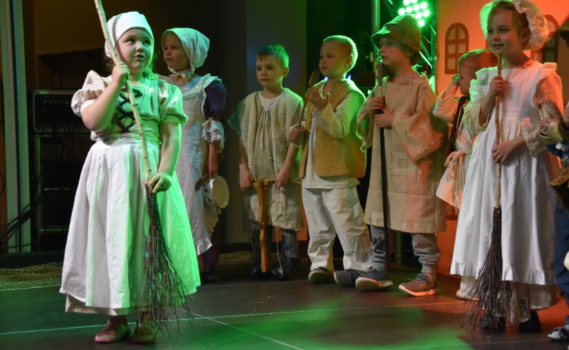 Dzieci przebrane za dawnych mieszkańców Dzierżoniowa