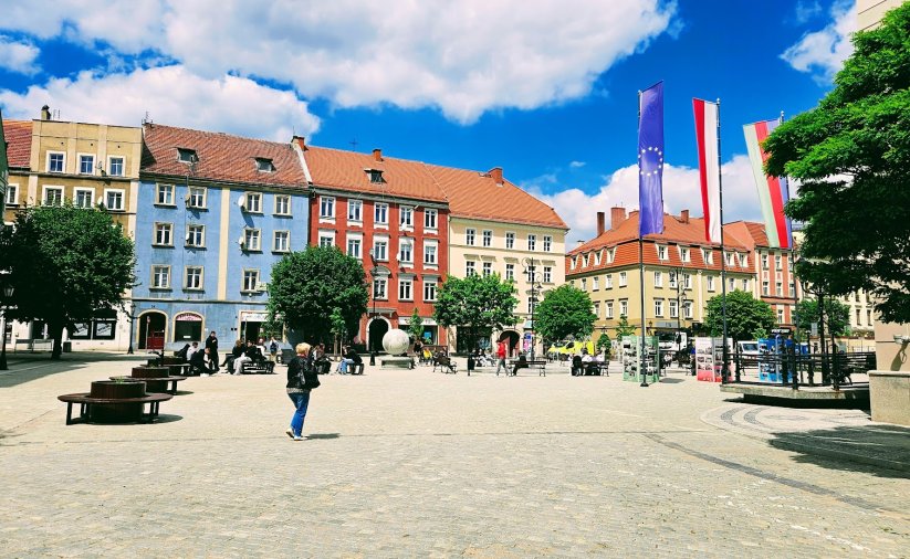 Dzierżonoiwski Rynek w słoneczny dzień
