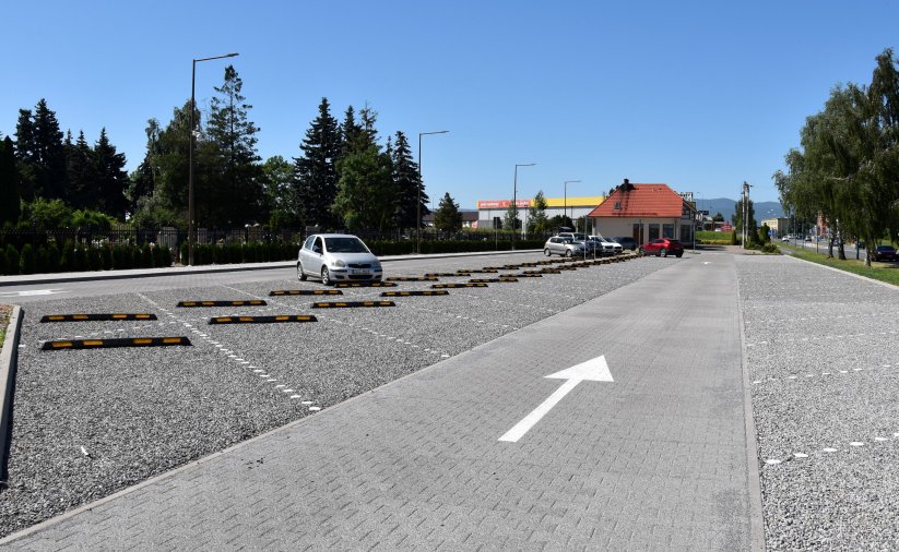 Parking z wytyczonymi miejscami postojowymi