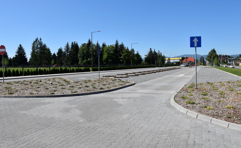 Duży parking z kostki betonowej z wyznaczonymi miejscami postojowymi