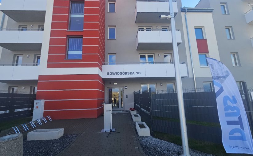 Wejście do budynku DTBS ul. Sowiogórska 10