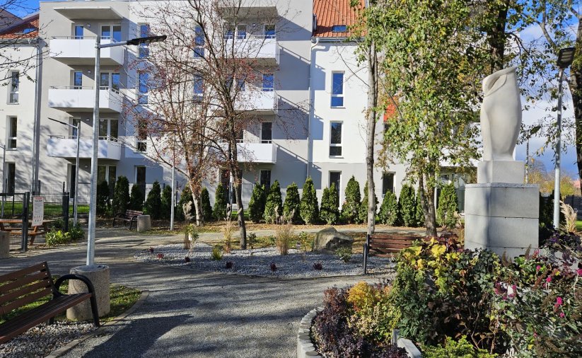 Widok na budynek DTBS przy ul. Sowiogórskiej 10 od strony wewnętrznego osiedlowego skweru