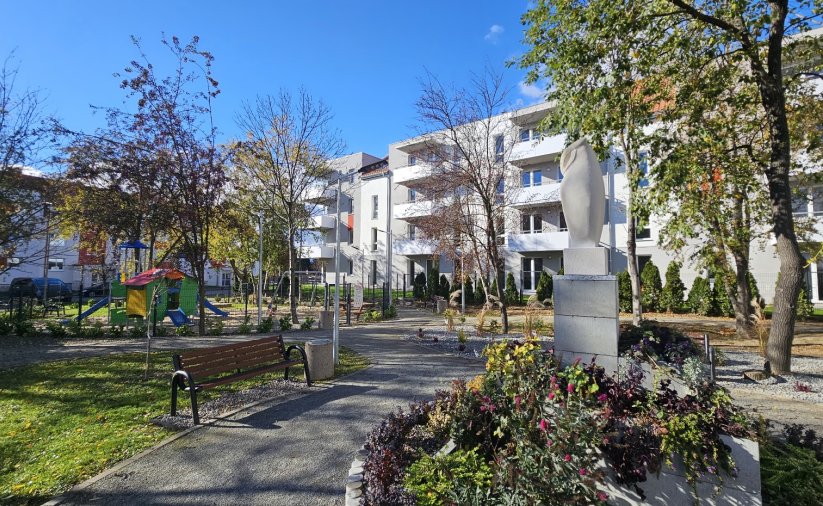 Skwerek przy mikroosiedlu na ul. Sowiogórskiej