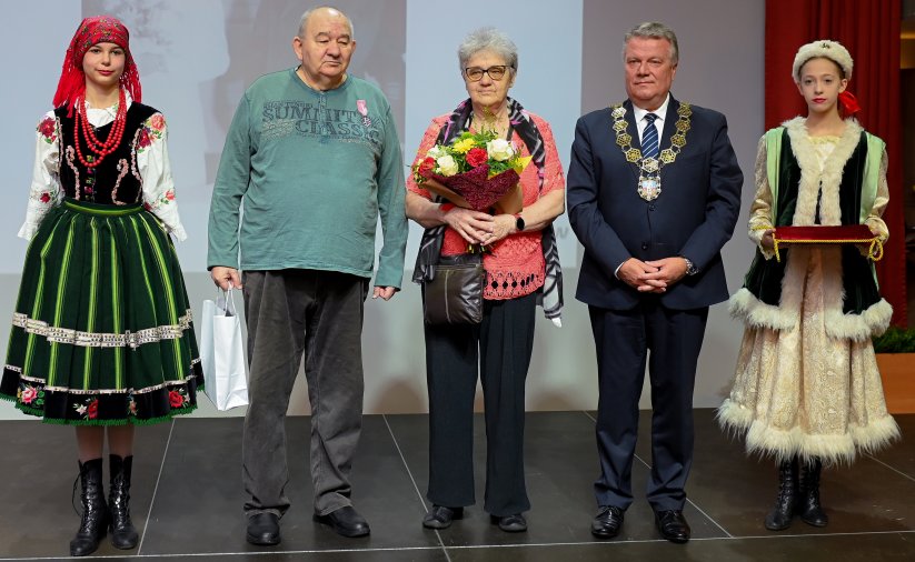 Para jubilatów z burmistrzem, po bokach dwie dziewczyny w strojach ludowych