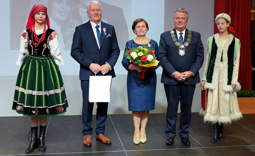 Para jubilatów z burmistrzem, po bokach dwie dziewczyny w strojach ludowych