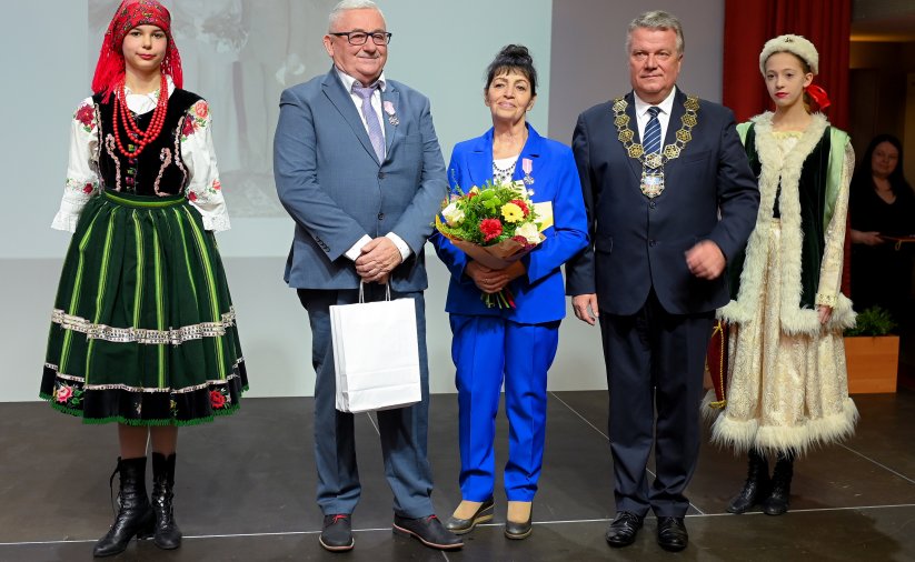 Para jubilatów z burmistrzem, po bokach dwie dziewczyny w strojach ludowych