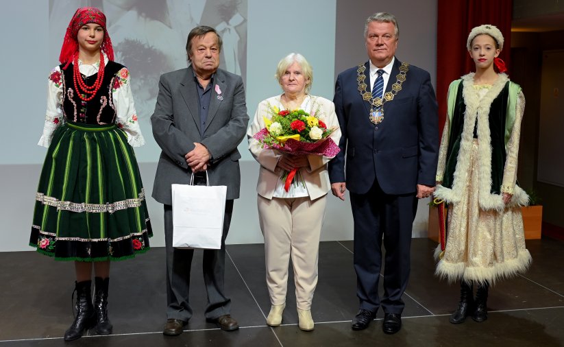 Para jubilatów z burmistrzem, po bokach dwie dziewczyny w strojach ludowych