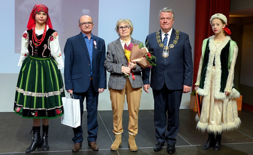 Para jubilatów z burmistrzem, po bokach dwie dziewczyny w strojach ludowych