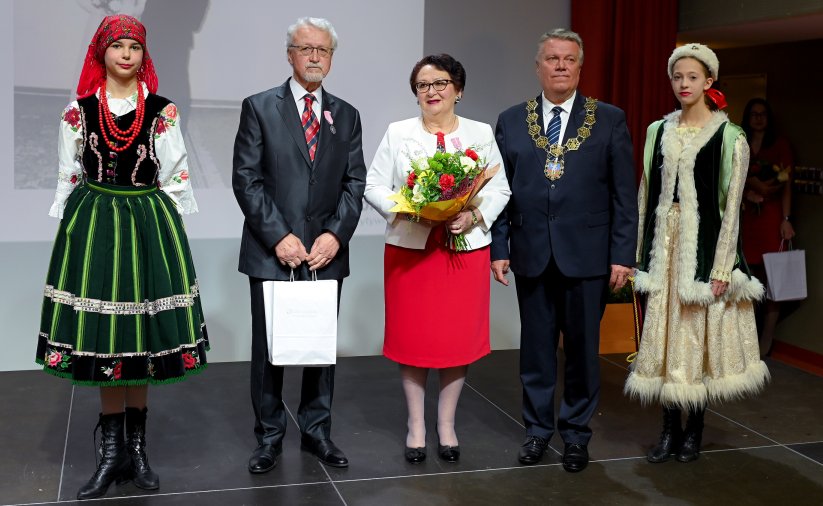 Para jubilatów z burmistrzem, po bokach dwie dziewczyny w strojach ludowych