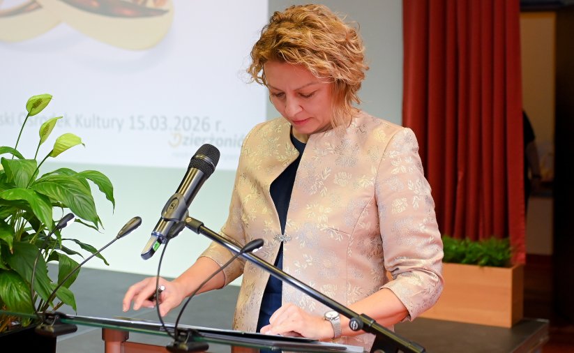 Kierowniczka Urzędu Stanu Cywilnego przy mównicy 