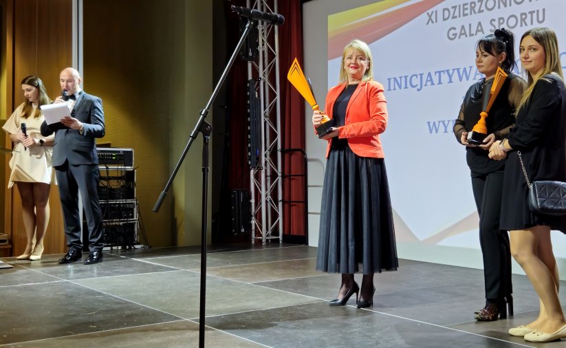 Scena, na nie pięć osób, jedna przy mikrofonie