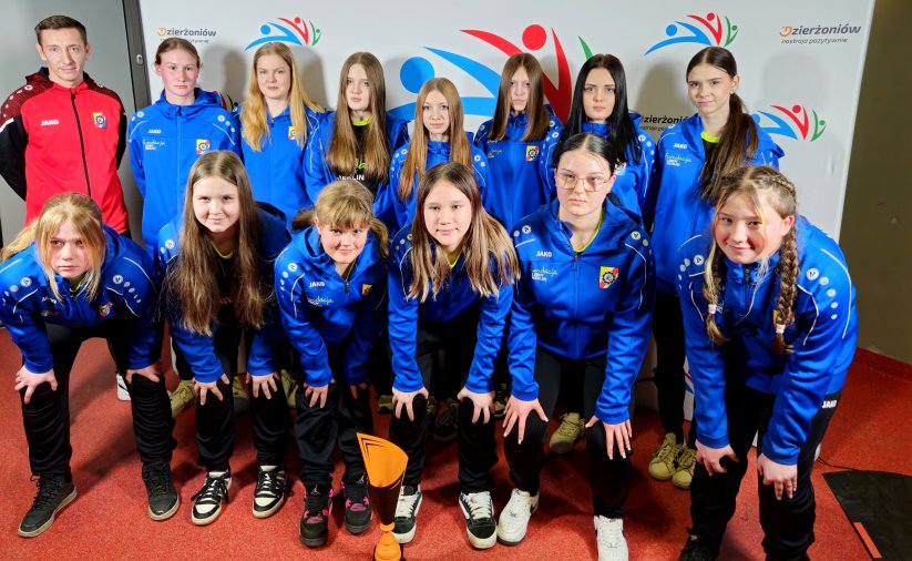 Grupa sportowców w niebieskich bluzach