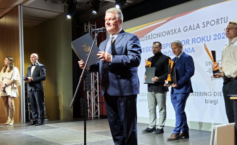 Burmistrz na scenie podczas przemówienia