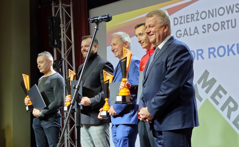 Burmistrz ze sportowcami na scenie