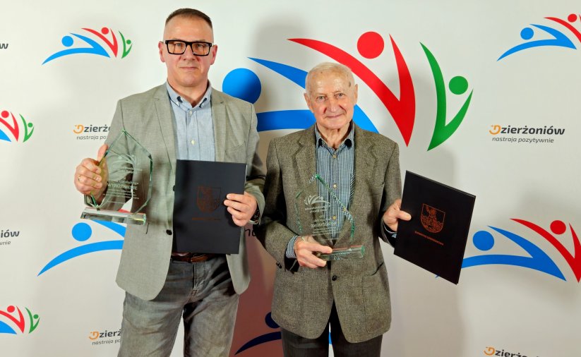 Dwóch trenerów z dyplomami w dłoniach