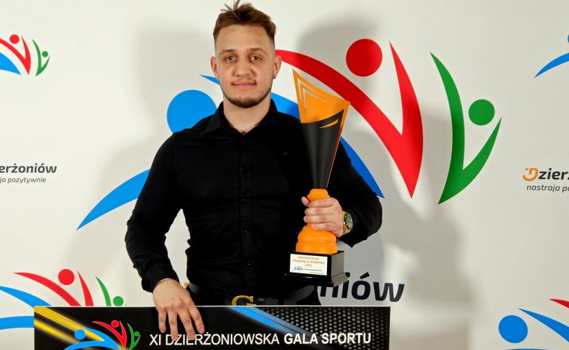 Chłopak z pucharem w dłoni