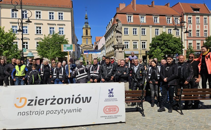 około trzydziestu motocyklistów na wspólnym zdjęciu na rynku