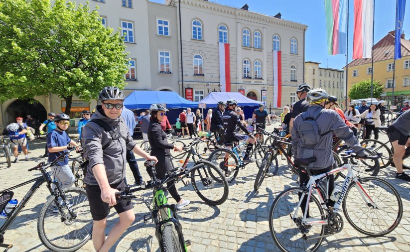 Kilkunastu rowrzystów na tle ratusza