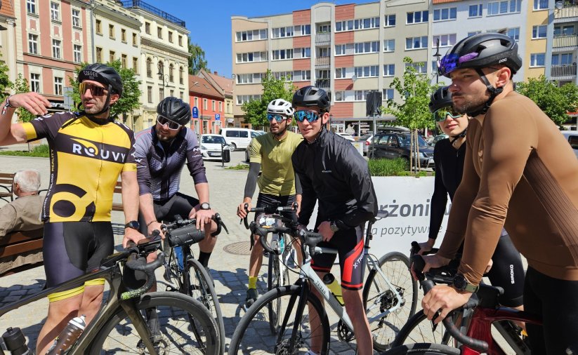 Sześcioro rowerzystów na rynku
