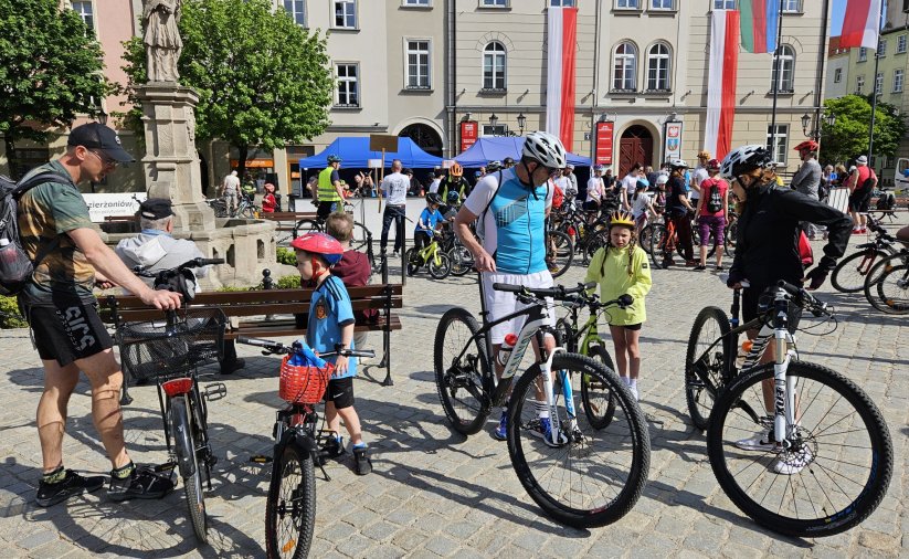 Duża grupa rowerzystów na rynku