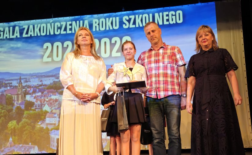 Ojciec z córką na wspólnym zdjęciu