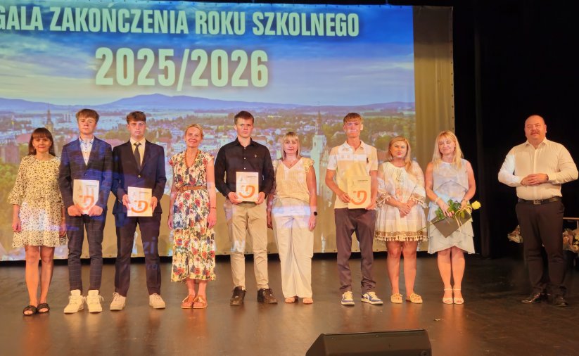 Usmiechnięci uczniowie na zdjęciu z zastępcą burmistrza