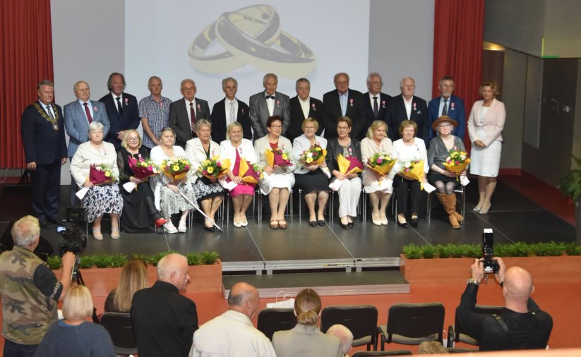 Grupowe zdjęcie wyróżnionych par