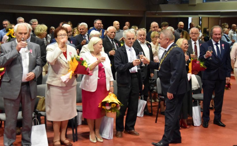 Wyróznione pary wznoszą toast lampką szampana
