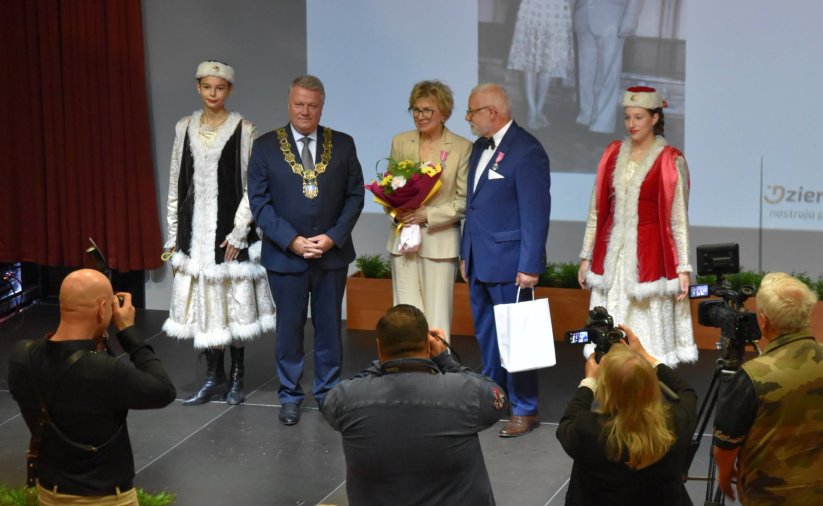 Burmistrz i wyróżniona medalem para na malej scenie