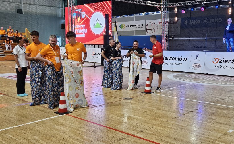 Uczestnicy turnieju podczas wyścigu w workach