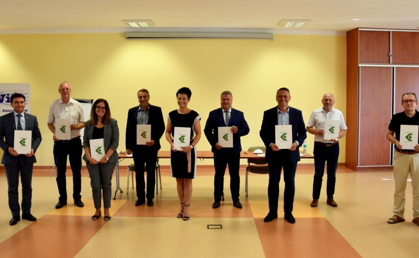 Wójtowie i burmistrzowie ziemi dzierżoniowskiej z podpisanymi porozumieniami 
