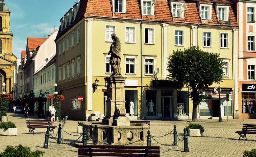 Widok pomnika św. Jana Nepomucena stającego w dzierżoniowskim rynku, w tle ul. Świdnicka