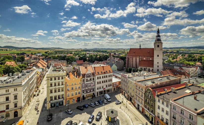 Dzierżoniowski rynek z drona, w drugim planie kościół pw. Śwętego Jerzego.