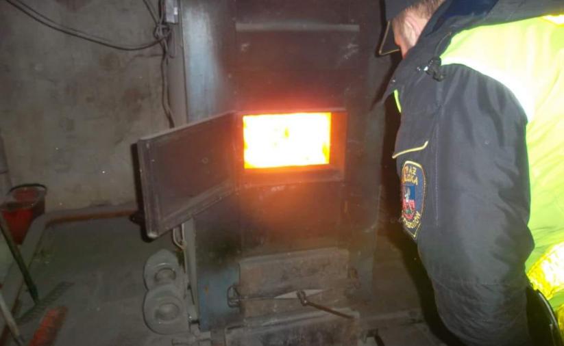 Strażnik miejski przy piecu węglowym