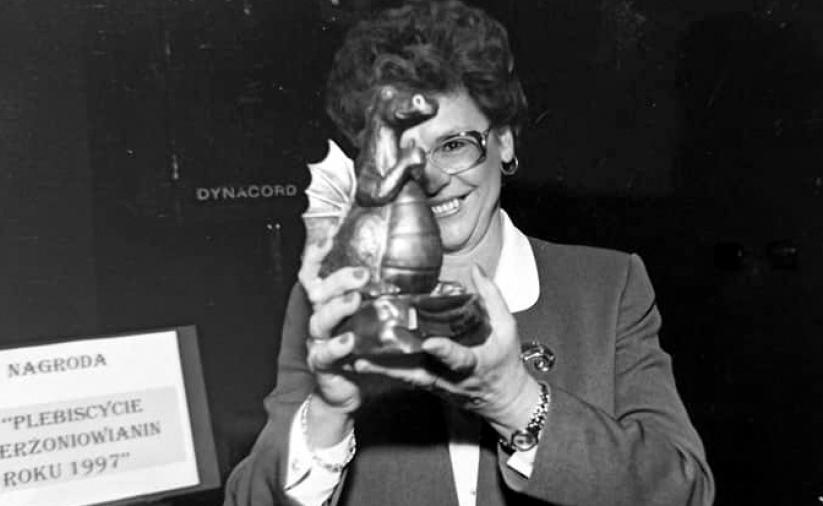 Zofia Cupak ze stałuetką Smoka i tytułem Dzierżoniowianin Roku 1997