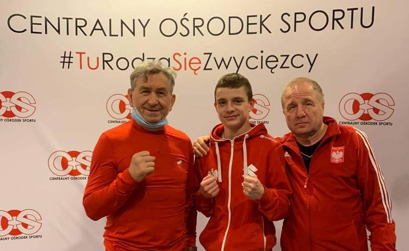 Zawodnik Oskar Jędrysiak i dwóch trenerów kardy