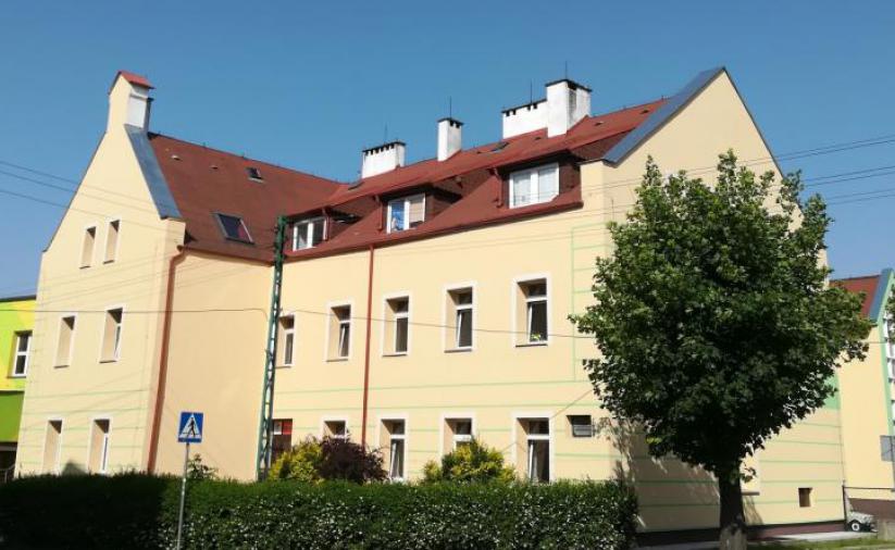 Budynek OPS-u z zewnątrz, po prawej stronie drzewa