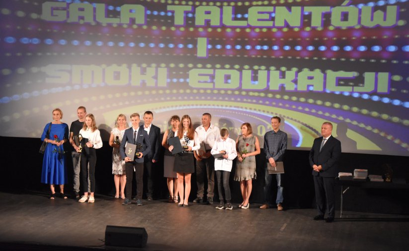 Laureaci Gali Talentów na scenie kinoteatru Zbyszek w tle wyświetlony napis Gala Talentów