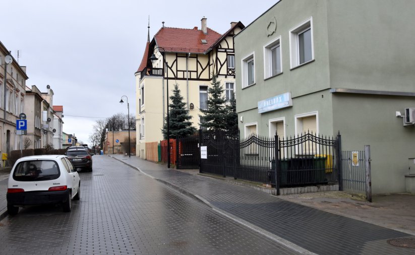 Nowa droga z kostki brukowej, po prawej odnowione kamienice