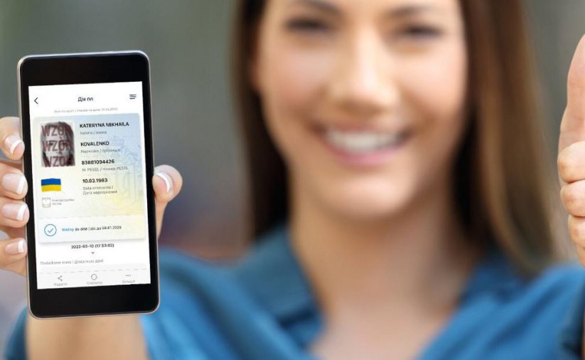 Uśmiechnięta kobieta trzymająca smartfon 