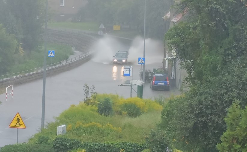 Widok z góry, zalana droga