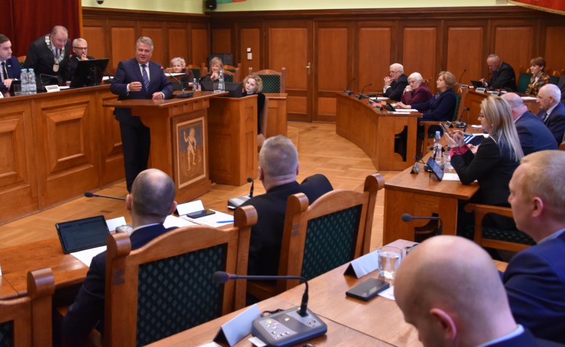 Duża sala wypełniona ludźmi - miejsce obrad rady miejskiej