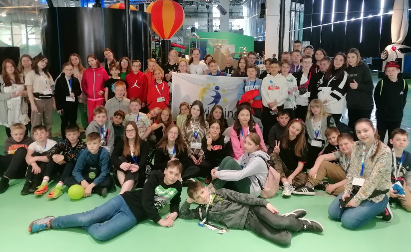 Grupowe zdjęcie kilkudziesięciu uczniów
