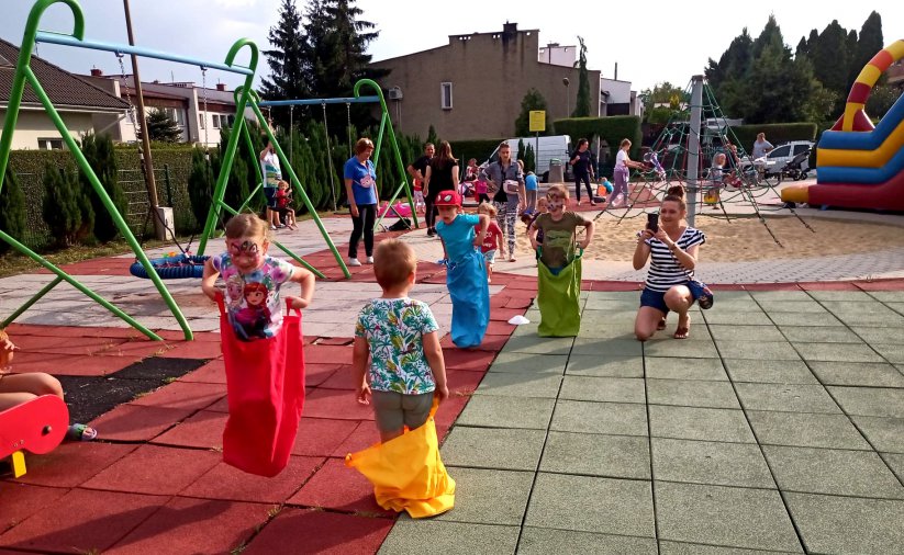 Dzieci bawiące sie na placu zabaw 