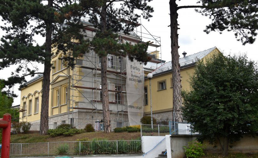 Kamienica w czasie remontu elewacji, na częsci budynku rusztowania