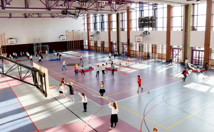 Hala sportowa i ucnziowie podczas zajęć, widok z góry